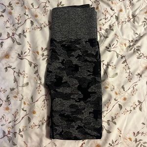 Seamless black and grey camo leggings